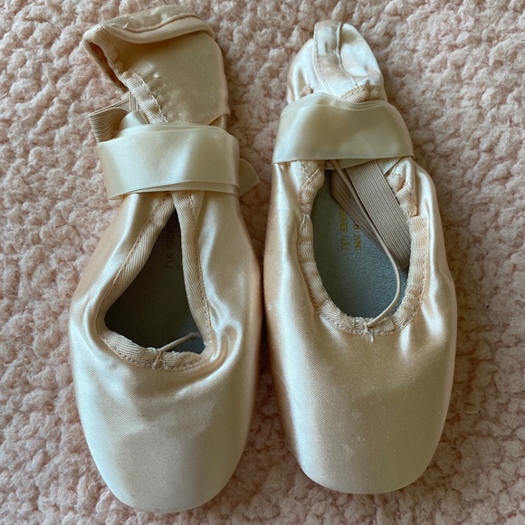 Ballet Pointe Shoes - Picture 2 of 6